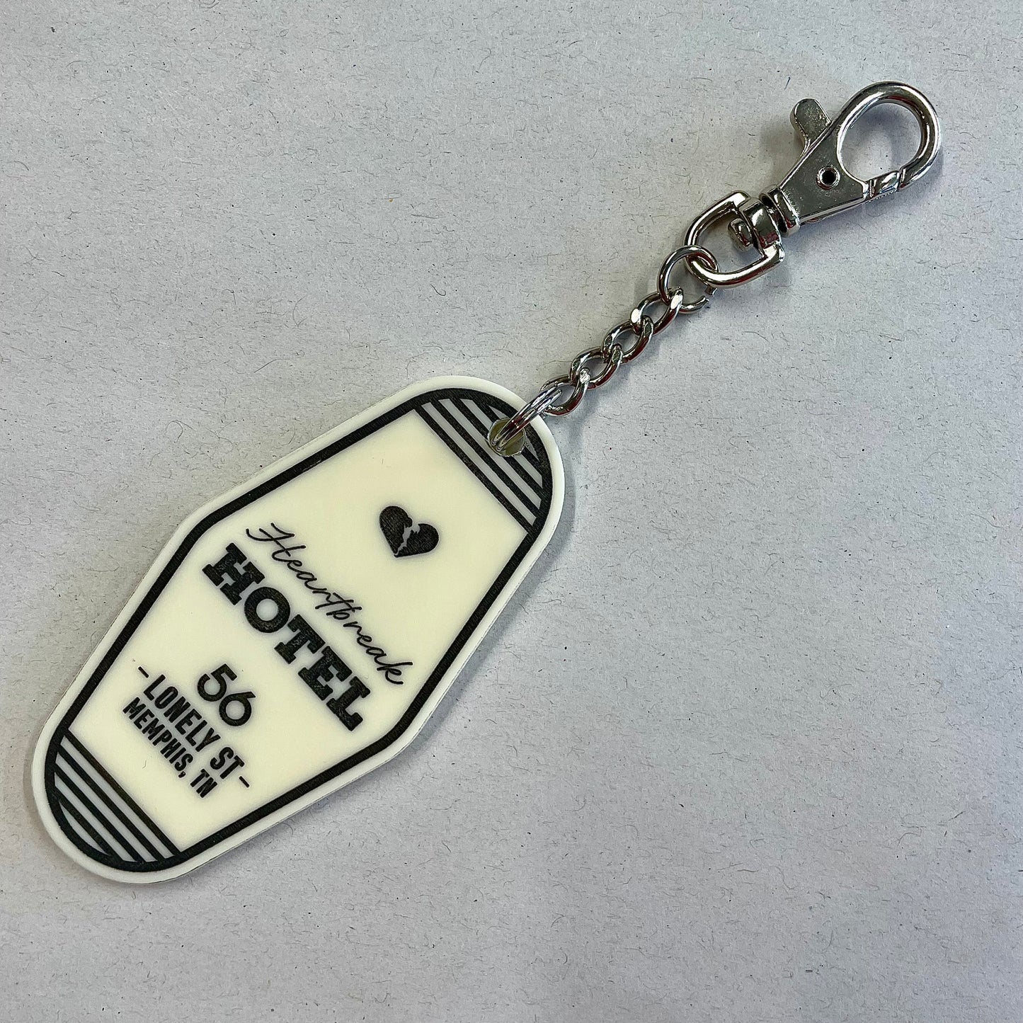 Retro motel style keyring - heartbreak hotel